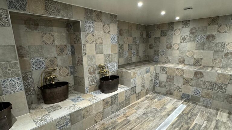 Hammam en faïence à motifs avec banc et vasques, réalisé par DPS France