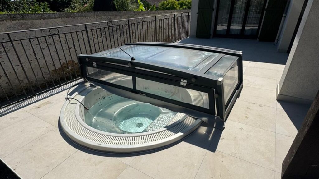 Spa rond encastré sur terrasse avec couverture, installé par DPS France